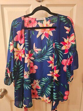NWOT Modern Vintage Medium Floral Kimono